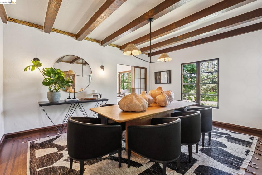 This beautiful 1927 Mediterranean blends timeless architecture - photo 15