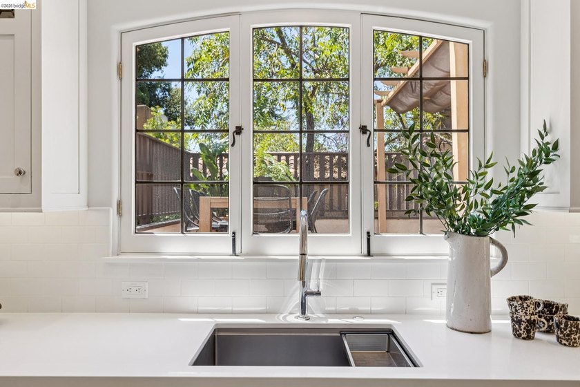 This beautiful 1927 Mediterranean blends timeless architecture - photo 25