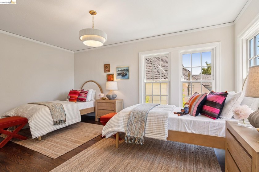 This beautiful 1927 Mediterranean blends timeless architecture - photo 31