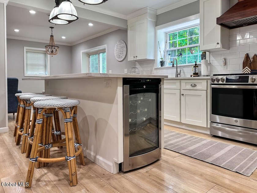 Village living at its best! Just four blocks from Canada Street - photo 10