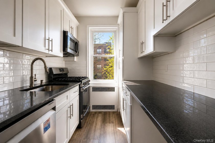 Welcome to this beautifully renovated, sun-filled corner - photo 10