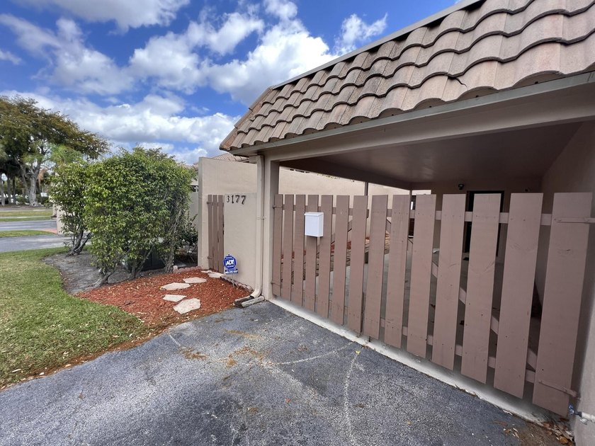 Charming 2-bedroom townhome located in the heart of Coral - photo 3