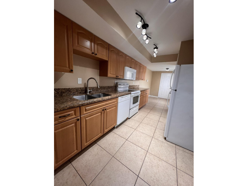 Charming 2-bedroom townhome located in the heart of Coral - photo 6