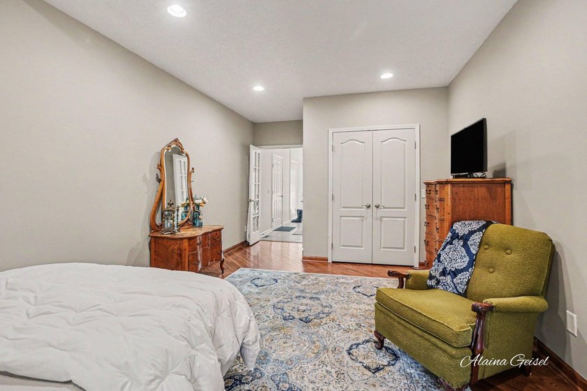 Beautifully updated home in the highly desirable Waukazoo Woods - photo 11