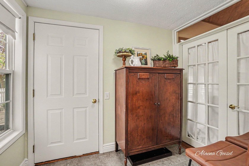 Beautifully updated home in the highly desirable Waukazoo Woods - photo 21