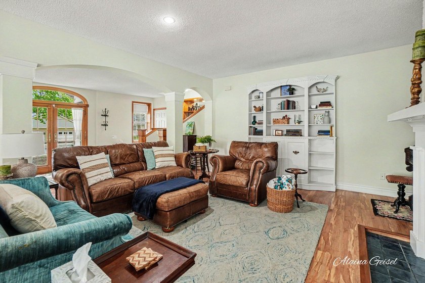 Beautifully updated home in the highly desirable Waukazoo Woods - photo 24