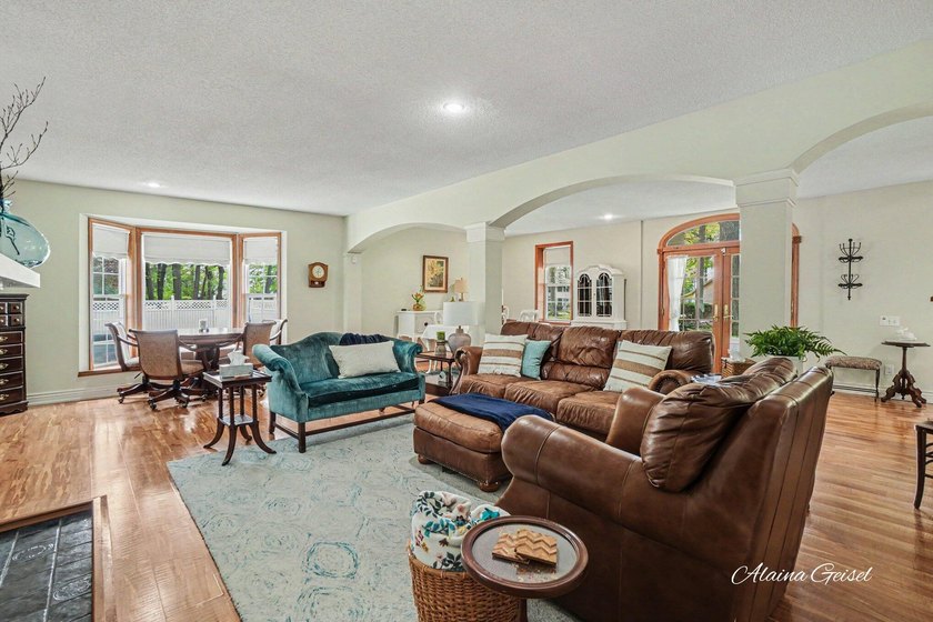 Beautifully updated home in the highly desirable Waukazoo Woods - photo 26
