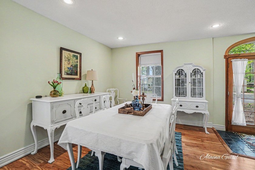 Beautifully updated home in the highly desirable Waukazoo Woods - photo 27