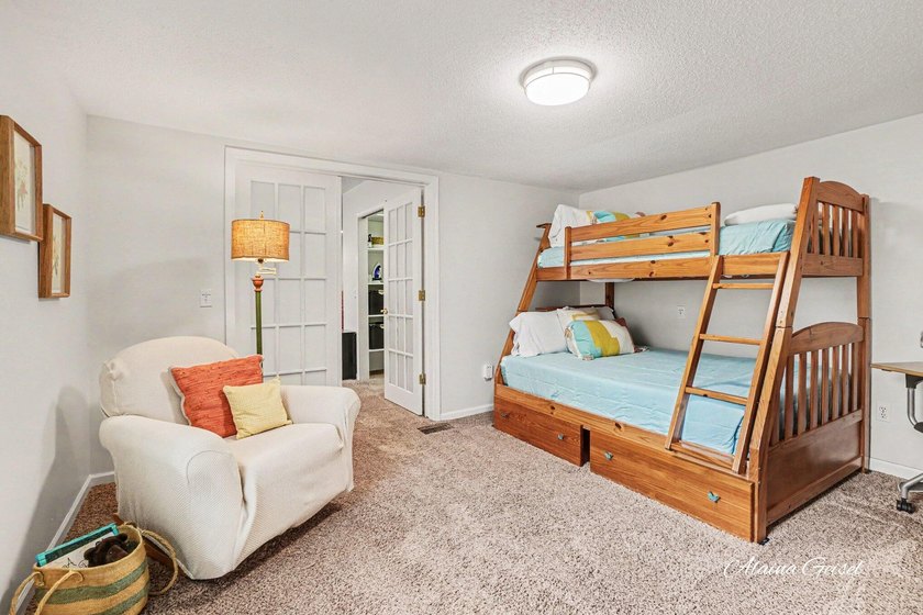 Beautifully updated home in the highly desirable Waukazoo Woods - photo 29