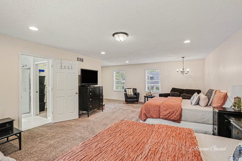 Beautifully updated home in the highly desirable Waukazoo Woods - photo 31