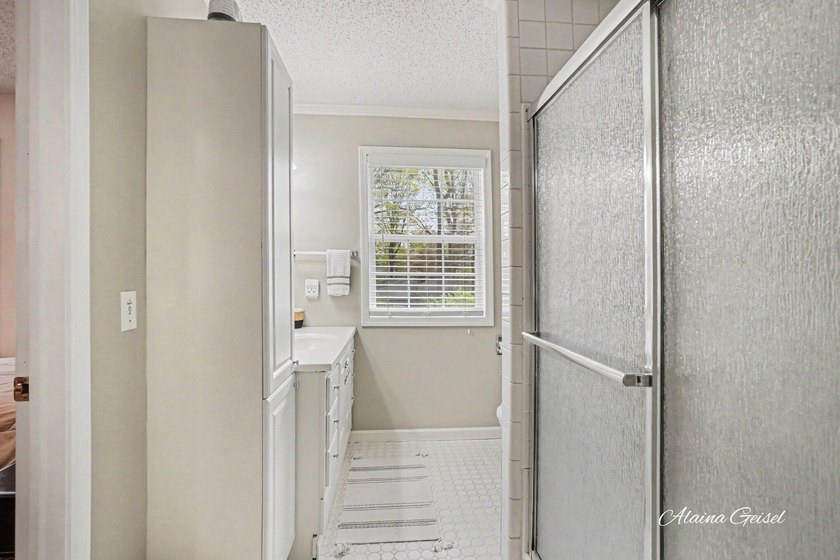 Beautifully updated home in the highly desirable Waukazoo Woods - photo 33