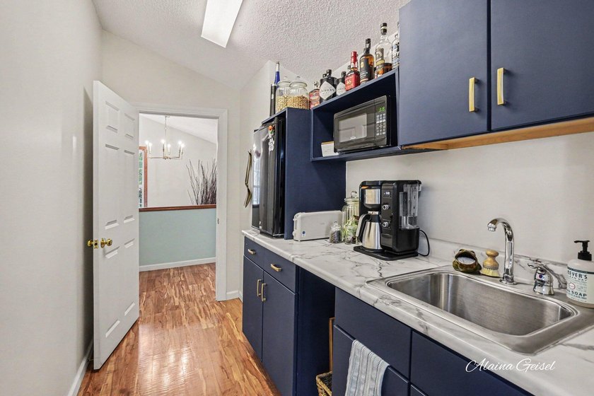 Beautifully updated home in the highly desirable Waukazoo Woods - photo 37