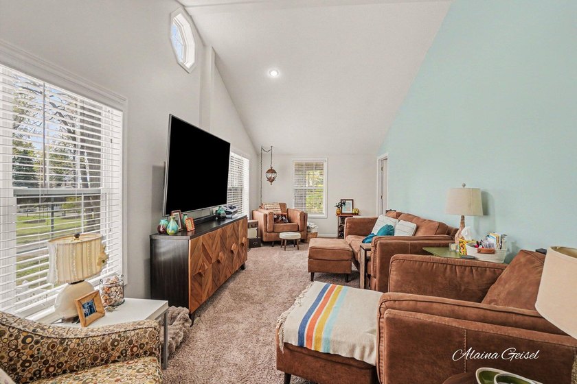 Beautifully updated home in the highly desirable Waukazoo Woods - photo 38
