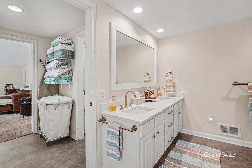Beautifully updated home in the highly desirable Waukazoo Woods - photo 41