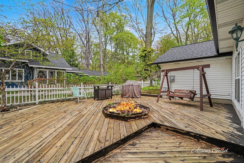 Beautifully updated home in the highly desirable Waukazoo Woods - photo 44