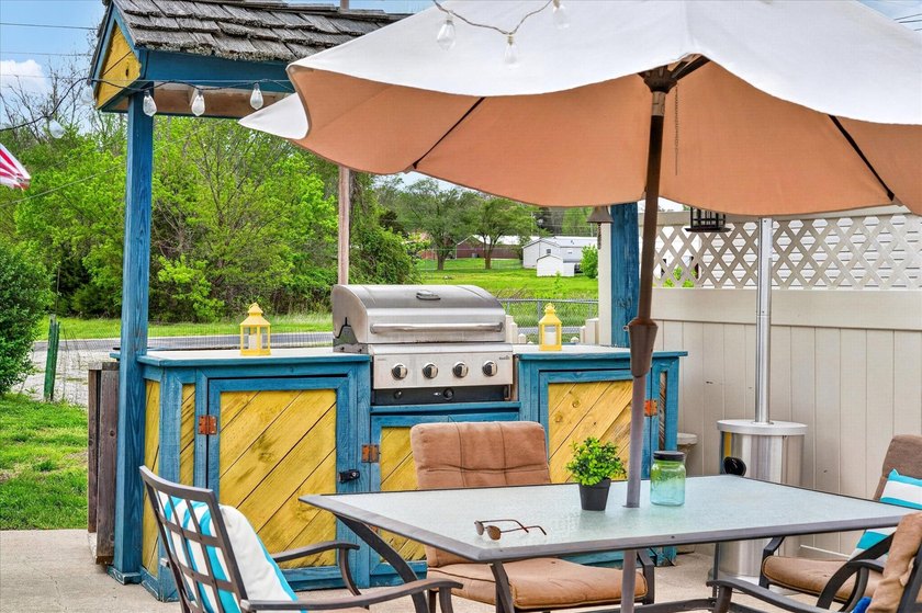 Not many properties can offer a 3 bed/2 bath home, 2 guest - photo 8
