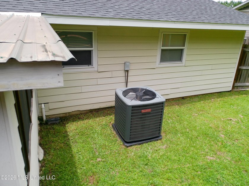 Well maintained 3bdrm 1.5 bath 1364 square foot home. New roof - photo 21