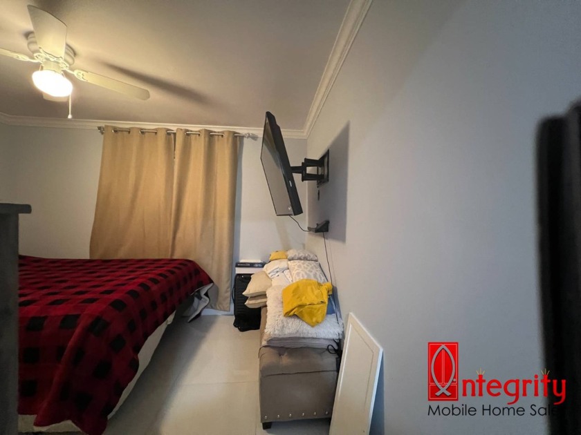 FULLY RENOVATED 2 BEDROOM, 2 BATHROOM HOME Located less than 10 - photo 31