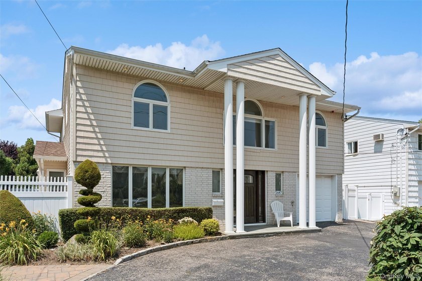 Spectacular doesn't begin to describe this fabulous home...and - photo 3