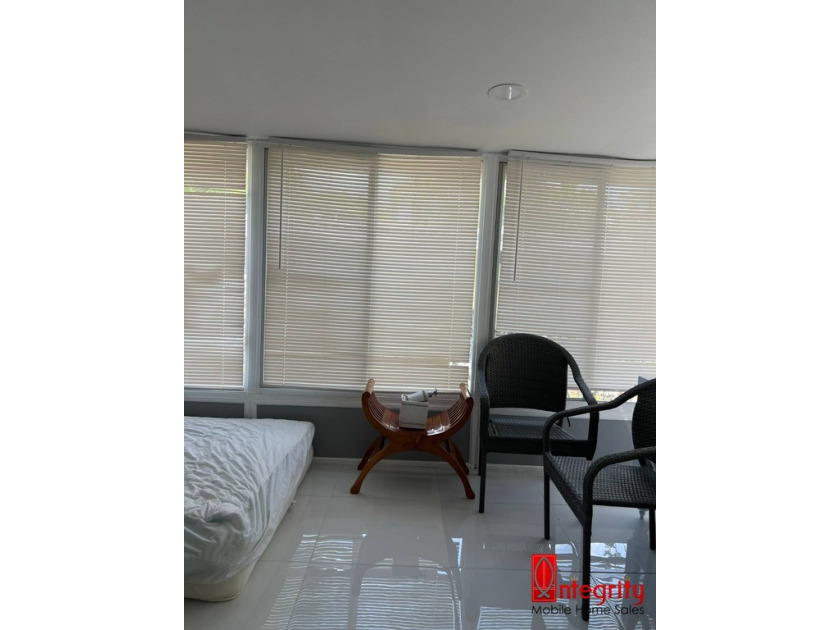 FULLY RENOVATED 2 BEDROOM, 2 BATHROOM HOME Located less than 10 - photo 34