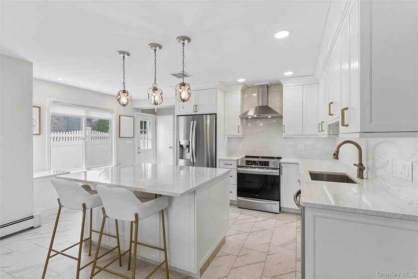 Spectacular doesn't begin to describe this fabulous home...and - photo 6
