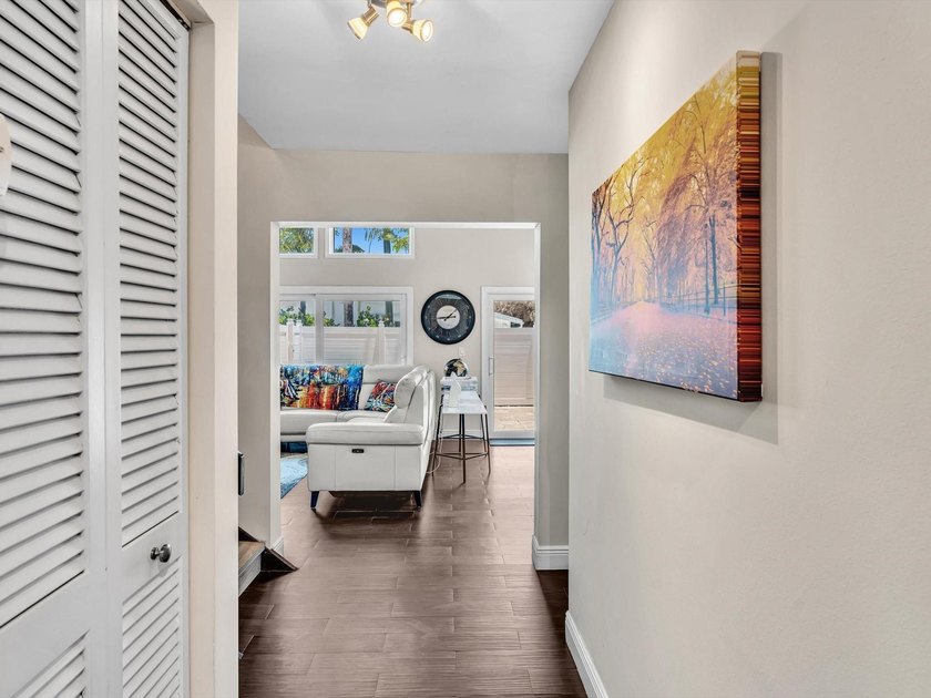As seen on TV! Soaring wood vaulted ceilings, fully remodeled - photo 6