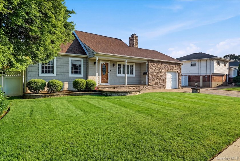 Welcome home to this beautifully updated and well maintained - photo 2