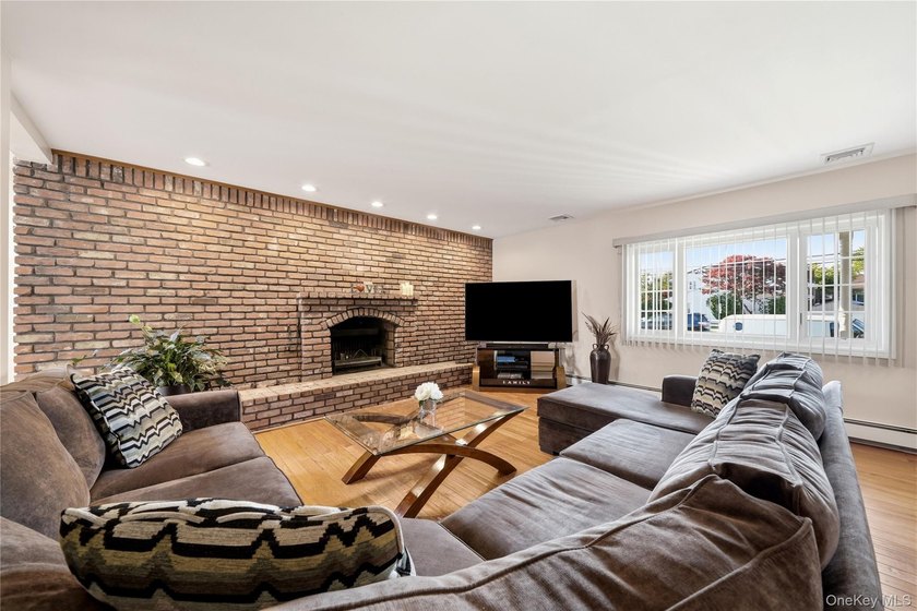 Welcome home to this beautifully updated and well maintained - photo 6