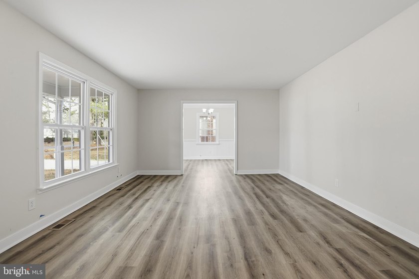 COME HOME TO THIS PRISTINE HOME LOCATED IN THE RIVERFRONT - photo 14