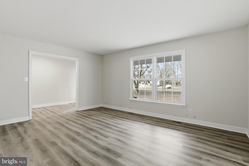 COME HOME TO THIS PRISTINE HOME LOCATED IN THE RIVERFRONT - photo 16