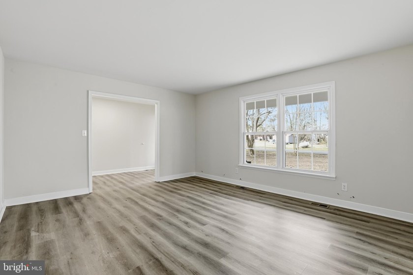 COME HOME TO THIS PRISTINE HOME LOCATED IN THE RIVERFRONT - photo 17