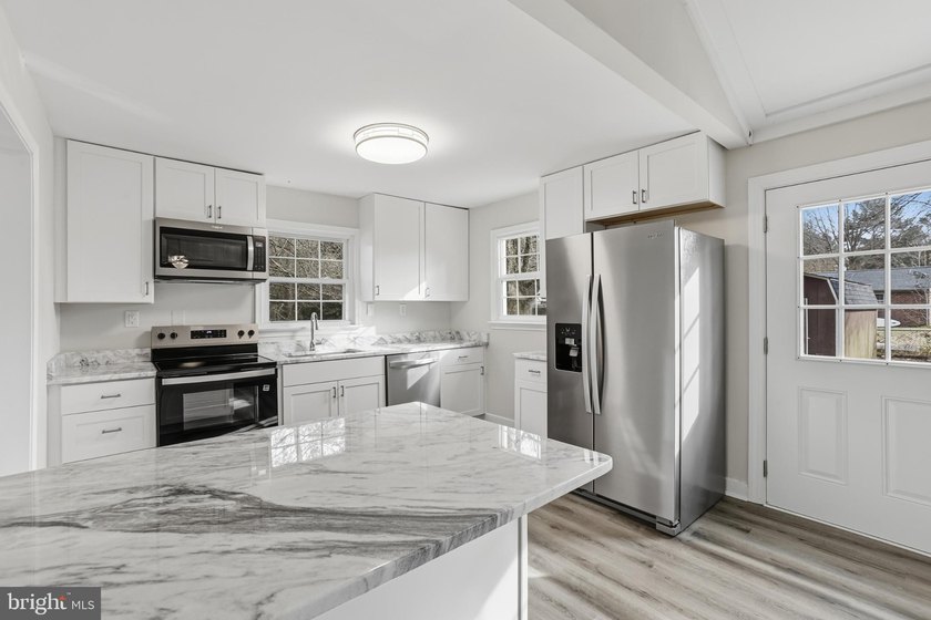 COME HOME TO THIS PRISTINE HOME LOCATED IN THE RIVERFRONT - photo 22