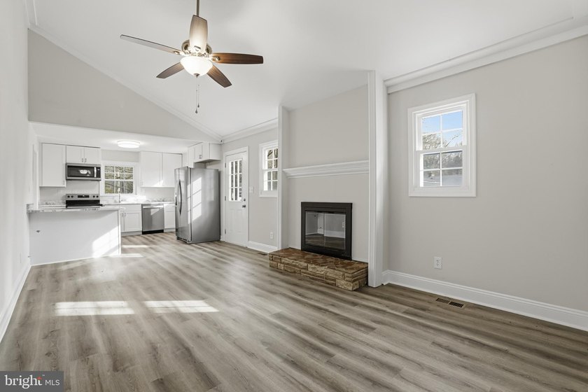COME HOME TO THIS PRISTINE HOME LOCATED IN THE RIVERFRONT - photo 26