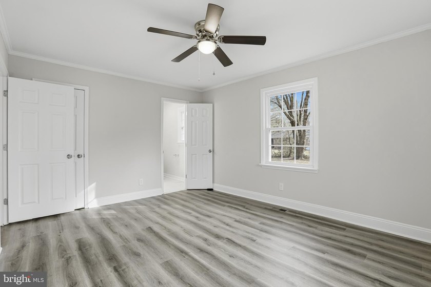 COME HOME TO THIS PRISTINE HOME LOCATED IN THE RIVERFRONT - photo 28
