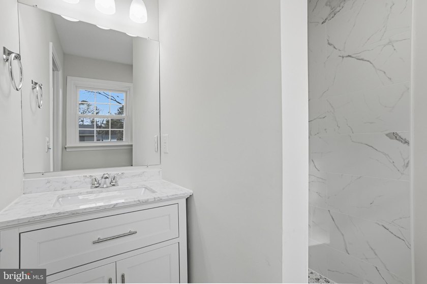 COME HOME TO THIS PRISTINE HOME LOCATED IN THE RIVERFRONT - photo 32