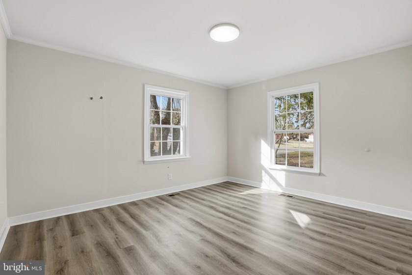 COME HOME TO THIS PRISTINE HOME LOCATED IN THE RIVERFRONT - photo 36