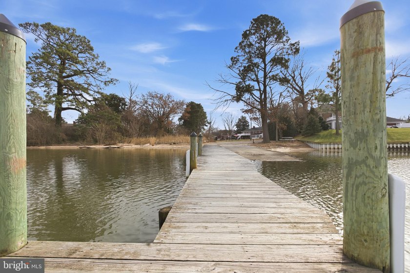 COME HOME TO THIS PRISTINE HOME LOCATED IN THE RIVERFRONT - photo 49