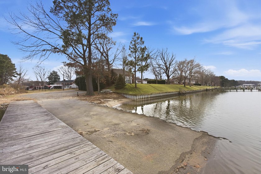 COME HOME TO THIS PRISTINE HOME LOCATED IN THE RIVERFRONT - photo 50