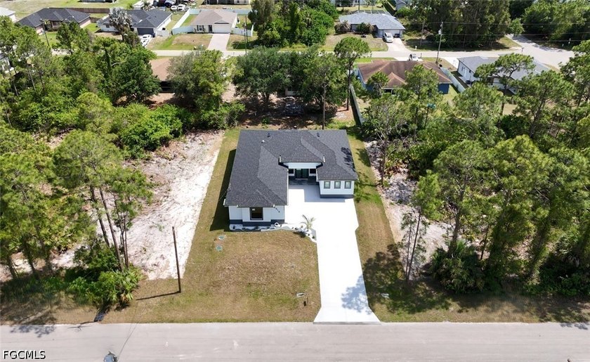 Welcome to this stunning new-build (2026) home on a spacious lot - photo 3