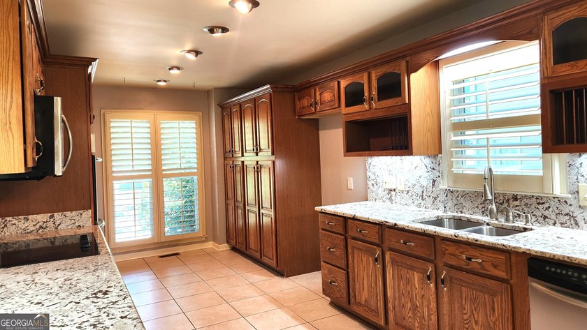 Charming 3 Bedroom raised ranch in the highly sought-after - photo 4