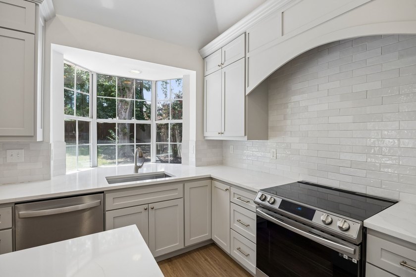 Open House, 12pm - 2pm Saturday, July 18th. Beautifully updated - photo 5