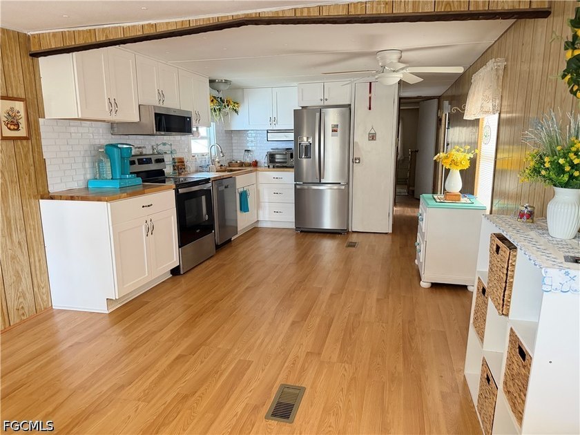 Spacious Single Wide Manufactured Home located in Carriage - photo 3