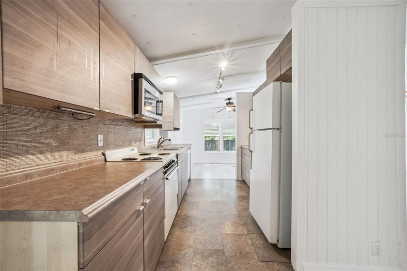 Beautifully maintained manufactured home featuring a spacious - photo 11