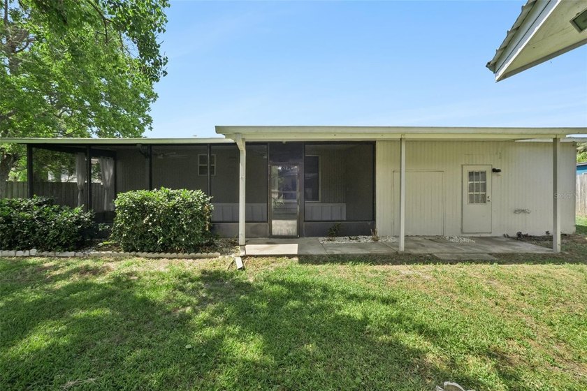 Beautifully maintained manufactured home featuring a spacious - photo 24