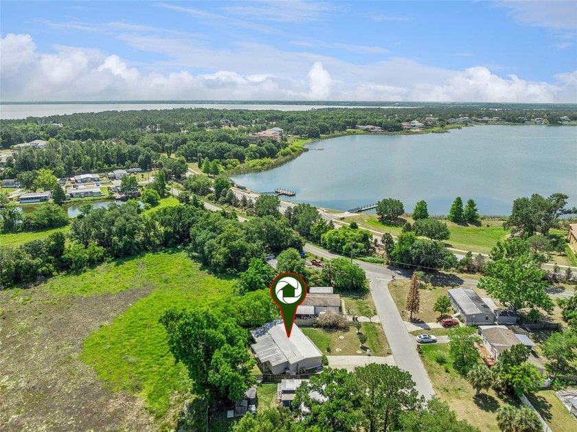Beautifully maintained manufactured home featuring a spacious - photo 31