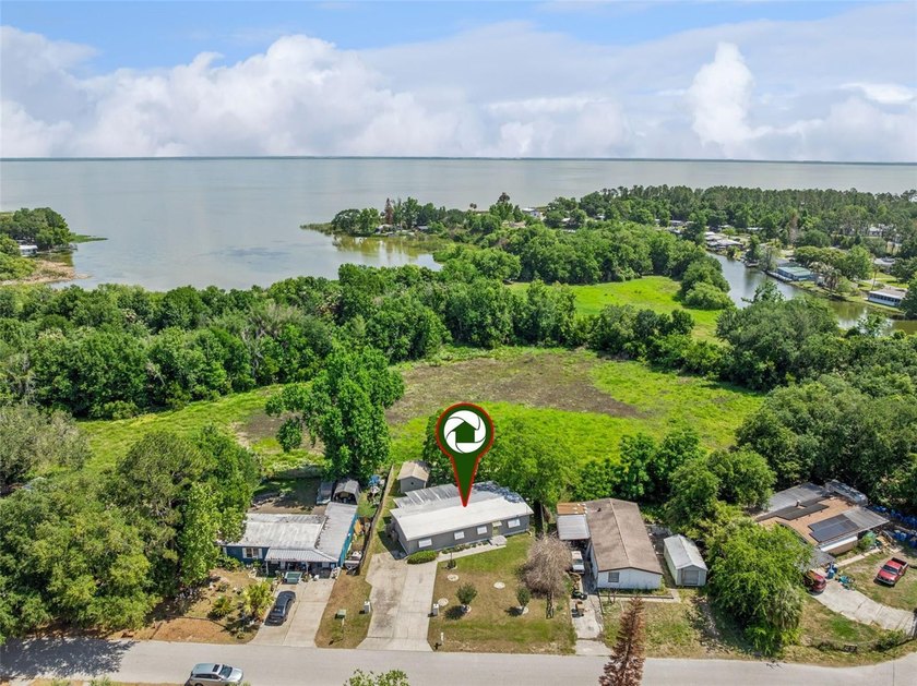 Beautifully maintained manufactured home featuring a spacious - photo 33