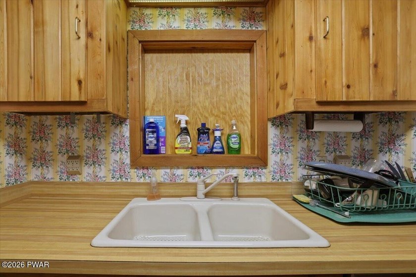 Welcome to this spacious and versatile 5-bedroom, 2-bath home - photo 13