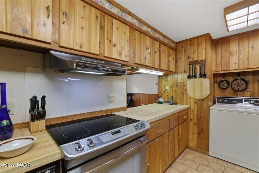 Welcome to this spacious and versatile 5-bedroom, 2-bath home - photo 14