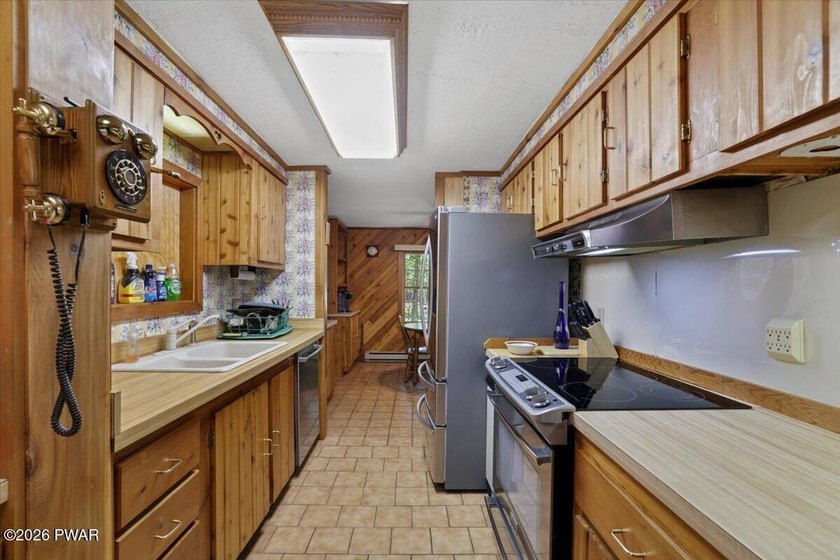 Welcome to this spacious and versatile 5-bedroom, 2-bath home - photo 15