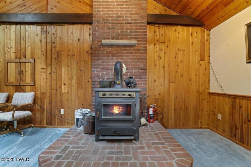 Welcome to this spacious and versatile 5-bedroom, 2-bath home - photo 29